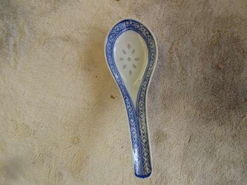 THREE CHINESE ITEMS 1 ZHONGGUO CHINESE PLATE AND TWO ZHONGGUO JINGDEZHEN SPOONS RICE PATTERN 1970,S