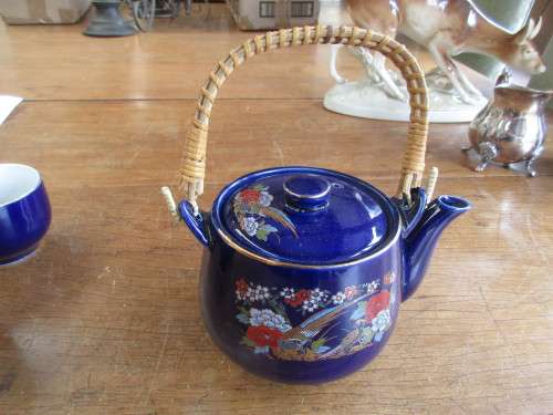 BEAUTIFUL JAPANESE KUTANI TEAPOT AND 4 TEA BOWLS