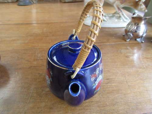 BEAUTIFUL JAPANESE KUTANI TEAPOT AND 4 TEA BOWLS