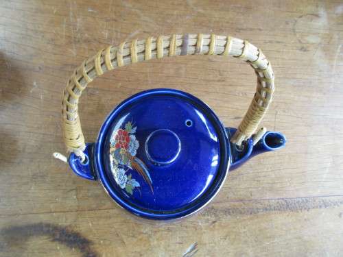 BEAUTIFUL JAPANESE KUTANI TEAPOT AND 4 TEA BOWLS