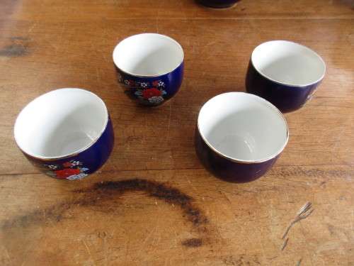 BEAUTIFUL JAPANESE KUTANI TEAPOT AND 4 TEA BOWLS