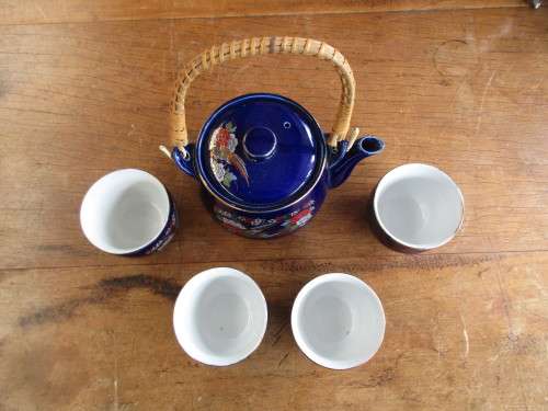 BEAUTIFUL JAPANESE KUTANI TEAPOT AND 4 TEA BOWLS