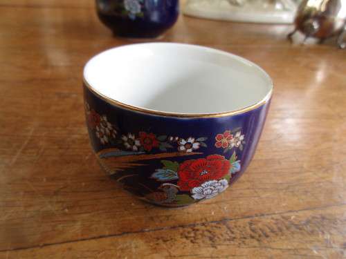 BEAUTIFUL JAPANESE KUTANI TEAPOT AND 4 TEA BOWLS