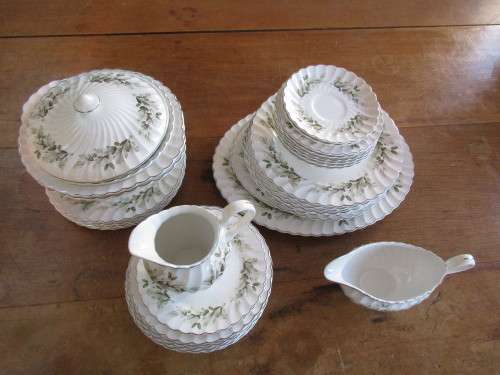 STUNNING JOHNSON BROS DINNER SERVICE FOR 6 SNOWHITE REGENCY  PATTERN