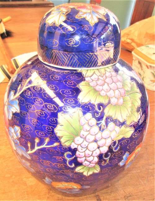 BEAUTIFUL HUGE CHINESE GINGER JAR  WITH LID ZHONGGUO ZHI ZAO  C 1980`S