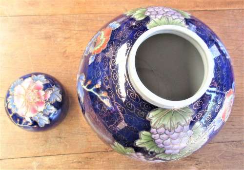 BEAUTIFUL HUGE CHINESE GINGER JAR  WITH LID ZHONGGUO ZHI ZAO  C 1980`S