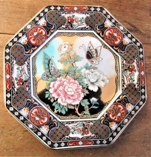 BEAUTIFUL OCTAGONAL (8 SIDED) JAPANESE SEIZAN GAMA DISPLAY PLATE C1970`S