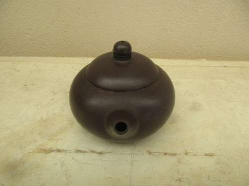 BEAUTIFUL CHINESE YIXING POTTERY TEAPOT