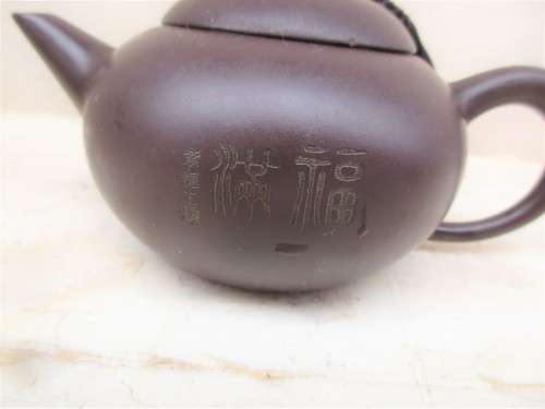 BEAUTIFUL CHINESE YIXING POTTERY TEAPOT