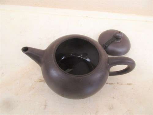 BEAUTIFUL CHINESE YIXING POTTERY TEAPOT