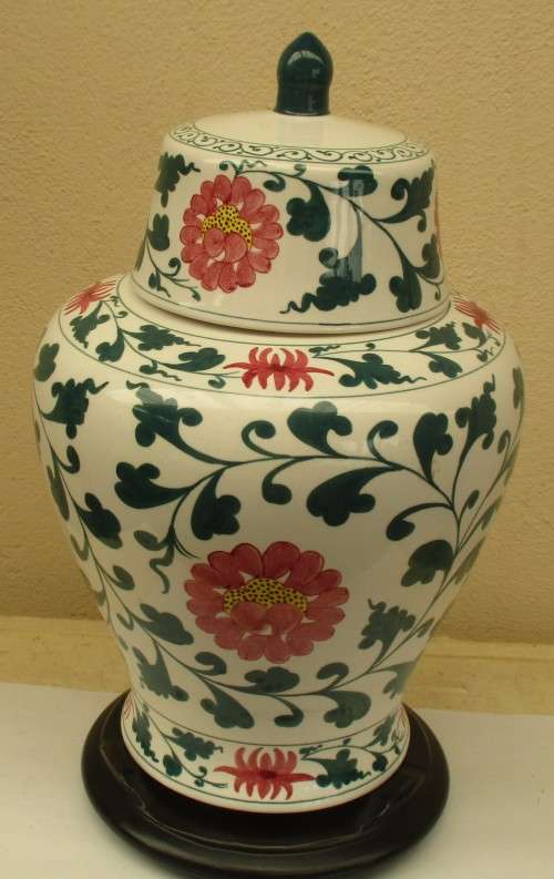 BEAUTIFUL BIG MODERN  QIANLONG JAR WITH LID ON WOOD STAND