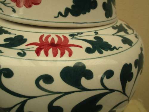 BEAUTIFUL BIG MODERN  QIANLONG JAR WITH LID ON WOOD STAND