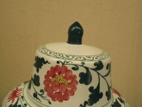 BEAUTIFUL BIG MODERN  QIANLONG JAR WITH LID ON WOOD STAND