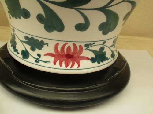 BEAUTIFUL BIG MODERN  QIANLONG JAR WITH LID ON WOOD STAND