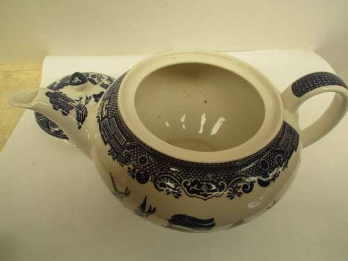 BEAUTIFUL ENGLISH BLUE AND WHITE WILLOW PATTERN TEAPOT