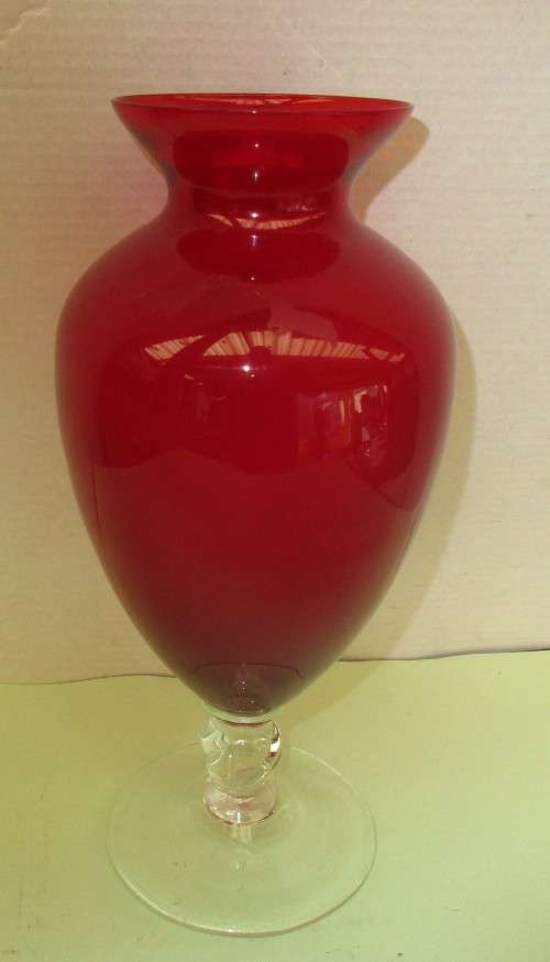 BEAUTIFUL RED GLASS VASE