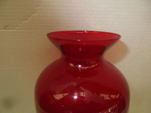 BEAUTIFUL RED GLASS VASE