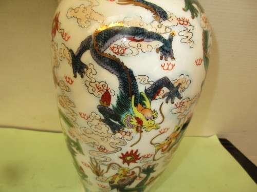 BEAUTIFUL ZHONGGUO  JINGDEZHEN TALL VASE DRAGONS PATTERN