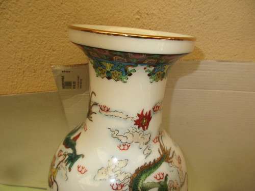 BEAUTIFUL ZHONGGUO  JINGDEZHEN TALL VASE DRAGONS PATTERN
