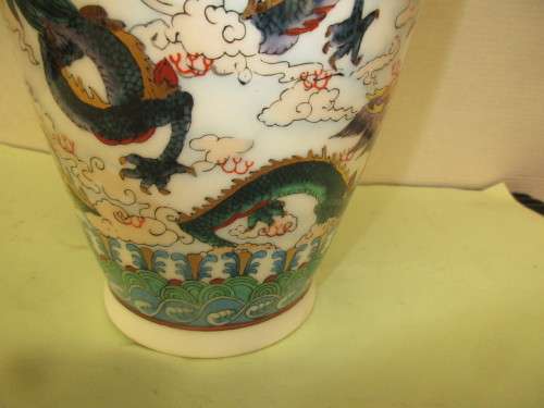 BEAUTIFUL ZHONGGUO  JINGDEZHEN TALL VASE DRAGONS PATTERN