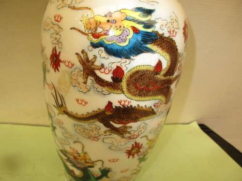 BEAUTIFUL ZHONGGUO  JINGDEZHEN TALL VASE DRAGONS PATTERN