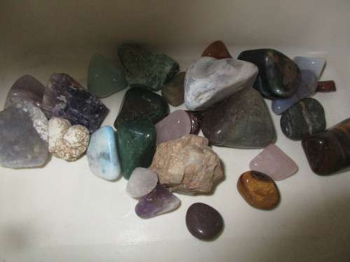 BAG OF SEMI PRECOUS STONES VARIOUS COLOURS  INCLUDING  QUARTZ, PURPLE ,GREEN AND OCHRE