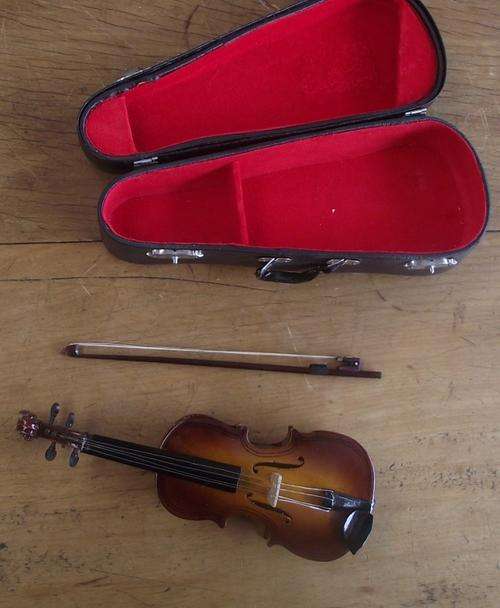 TINY MUSICAL VIOLIN WTH BOW IN CASE