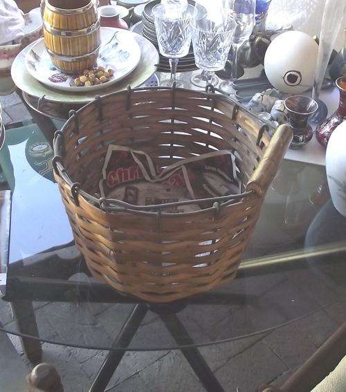 BASKET WITH HANDLE
