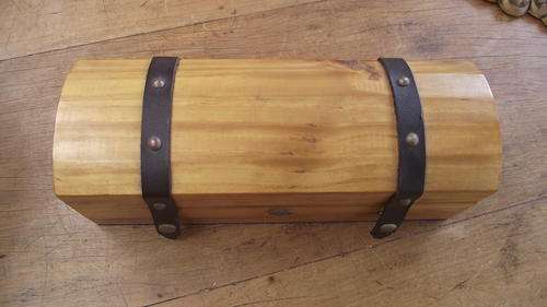 WOOD BOTTLE HOLDER IN SHAPE OF A TRUNK