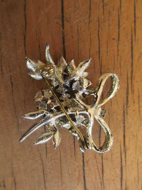 LOVELY PASTE  AND SILVER PLATE 1960`S BROOCH