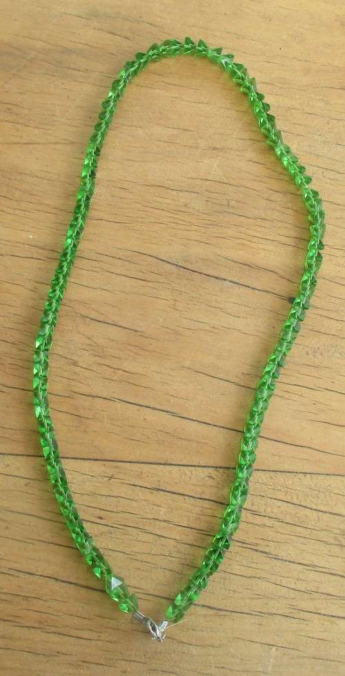 BEAUTIFUL GREEN GLASS CRYSTAL NECKLACE