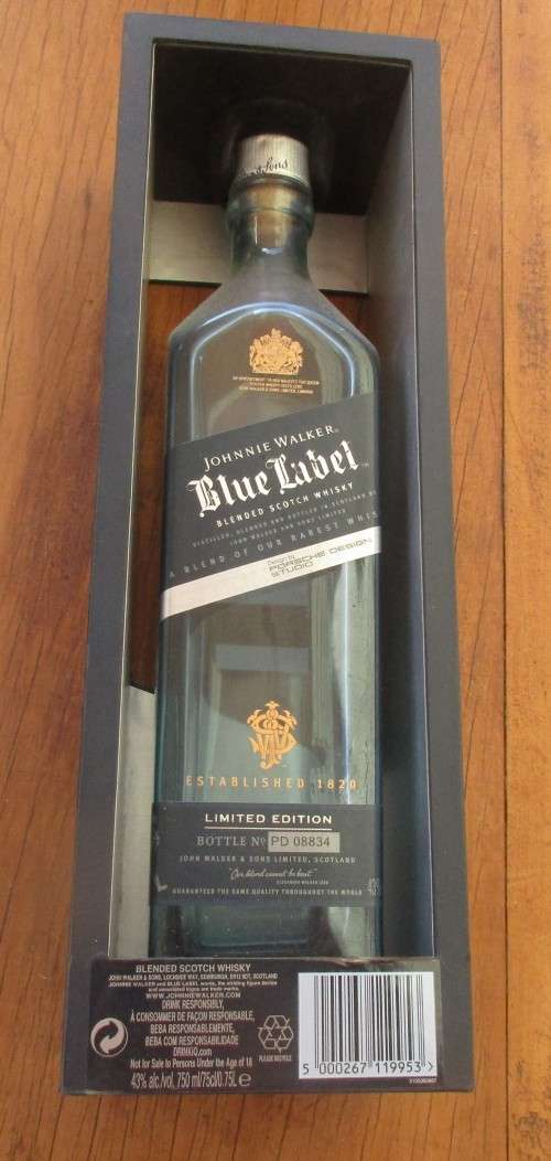 JOHNNY WA,KER LIMITED EDITION BOTTLE PD08834 IN ORIGINAL WOOD CASE