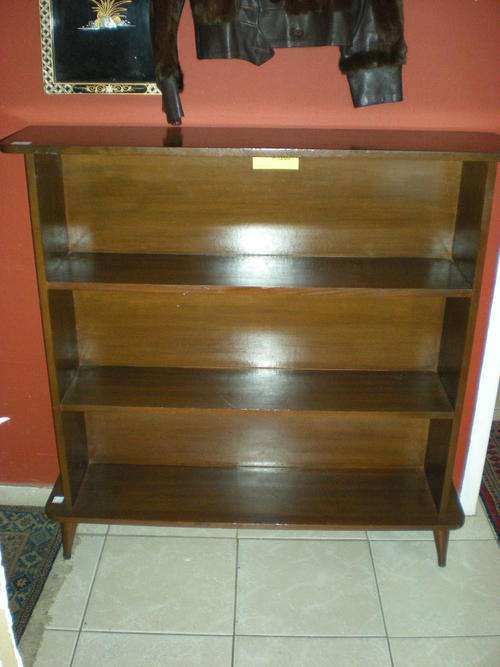 A STUNNING RETRO BOOKSHELF