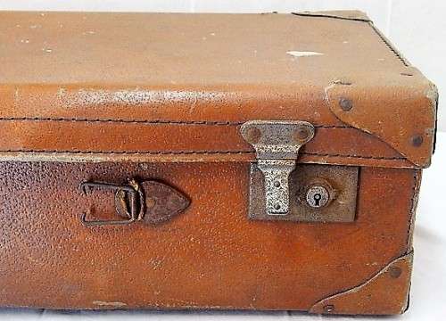 A VINTAGE VULCANESS FIBER SUITCASE