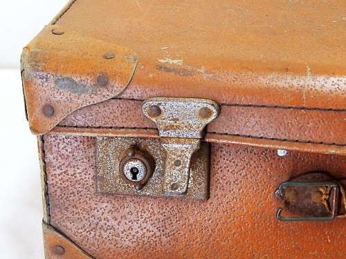 A VINTAGE VULCANESS FIBER SUITCASE