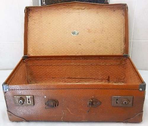 A VINTAGE VULCANESS FIBER SUITCASE