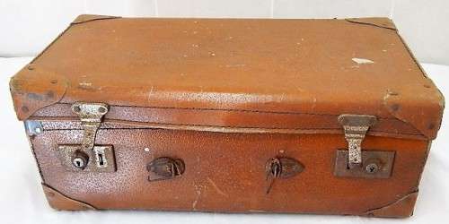 A VINTAGE VULCANESS FIBER SUITCASE