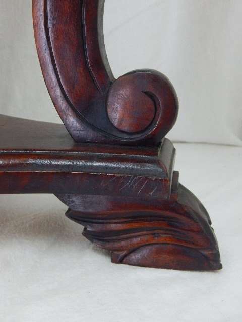 A BEAUTIFUL ROUND SIDE TABLE