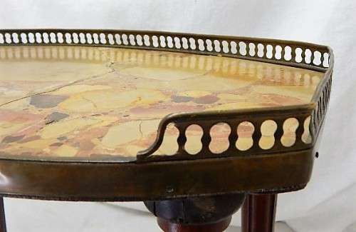 A BEAUTIFUL MARBLE TOP SIDE TABLE WITH BRASS DETAIL