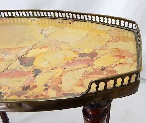 A BEAUTIFUL MARBLE TOP SIDE TABLE WITH BRASS DETAIL