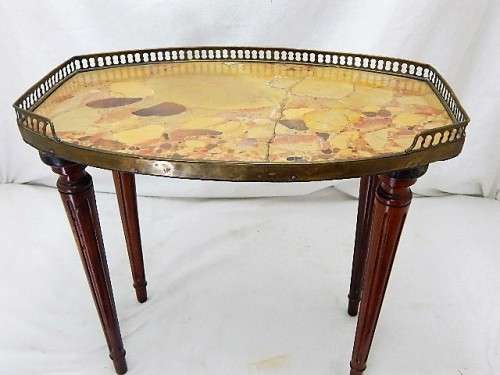 A BEAUTIFUL MARBLE TOP SIDE TABLE WITH BRASS DETAIL