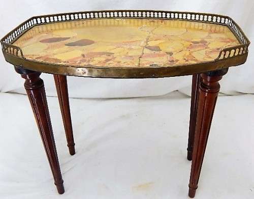 A BEAUTIFUL MARBLE TOP SIDE TABLE WITH BRASS DETAIL