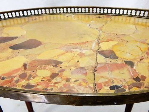 A BEAUTIFUL MARBLE TOP SIDE TABLE WITH BRASS DETAIL