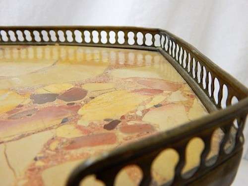 A BEAUTIFUL MARBLE TOP SIDE TABLE WITH BRASS DETAIL