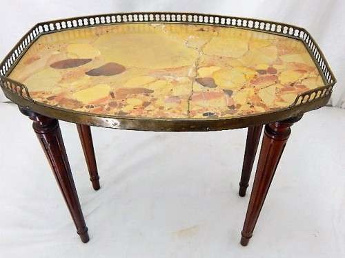 A BEAUTIFUL MARBLE TOP SIDE TABLE WITH BRASS DETAIL