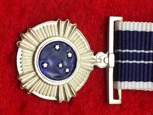 S13) SOUTHERN CROSS MINIATURE MEDAL