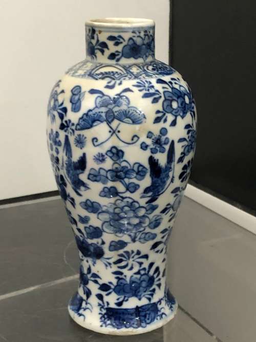 CHINESE BLUE AND WHITE VASE (SIGNED)