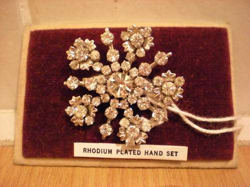 VINTAGE DIAMANTE BROOCH ON ORIGINAL PRESENTATION CARD
