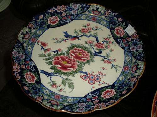 JAPANESE IMARI CHARGER WITH BIRD AND FLOWER MOTIVE