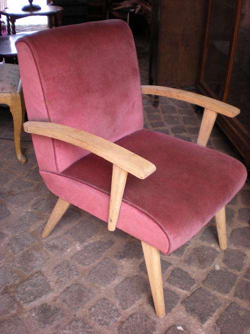 PINK RETRO ARM CHAIR (6X AVAILABLE)